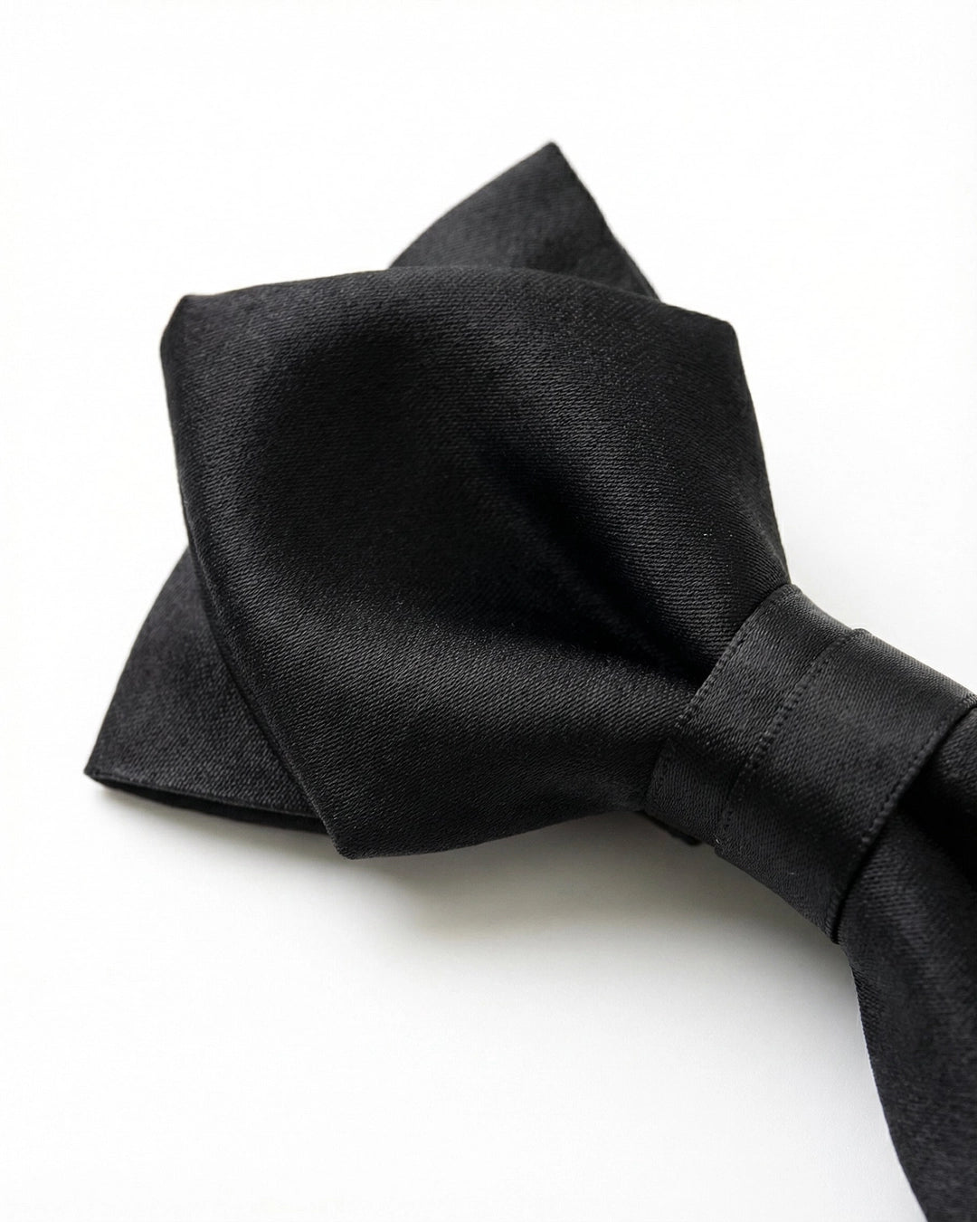 Black Diamond Point Bow Tie